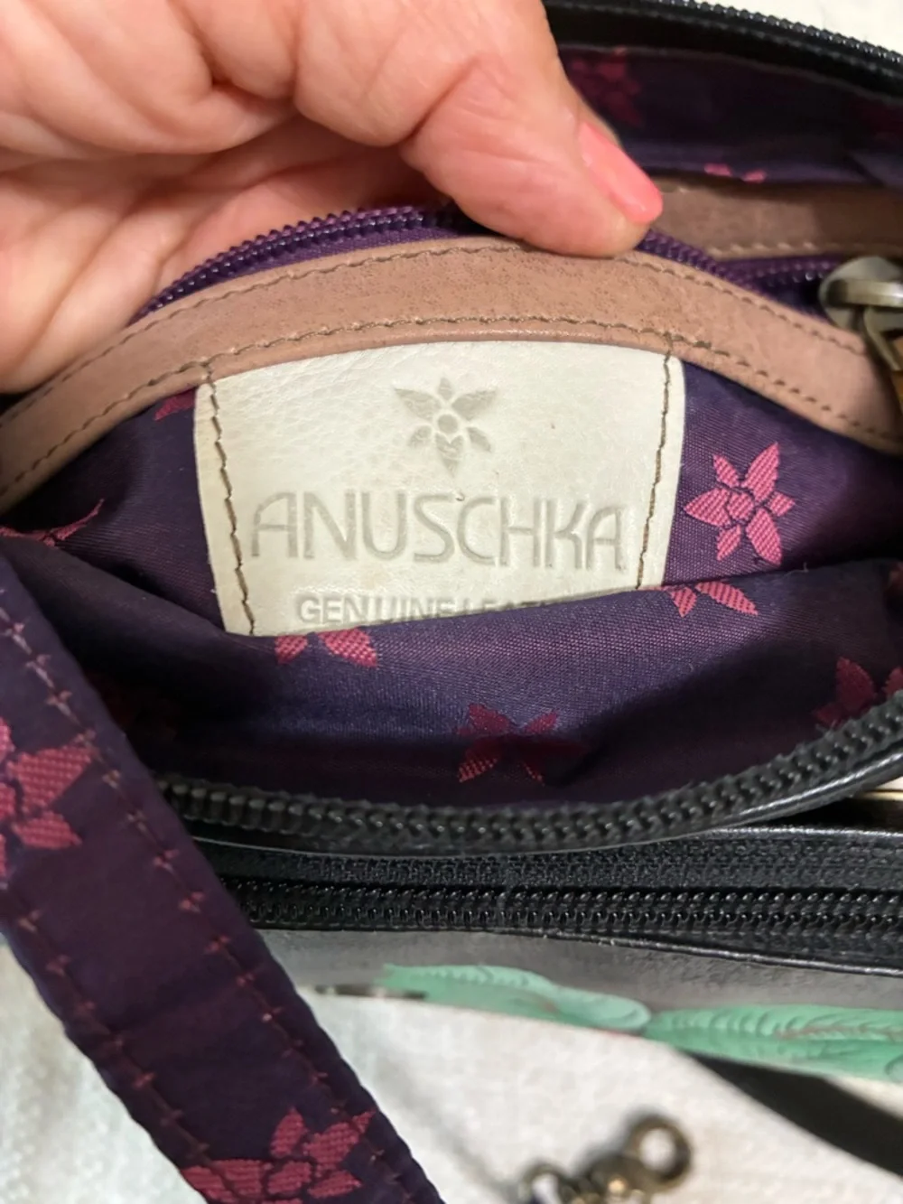Anuschka EUC Leather Crossbody
Tuscan Paradise Black
Medium Hand Painted Bag - Picture 12 of 16